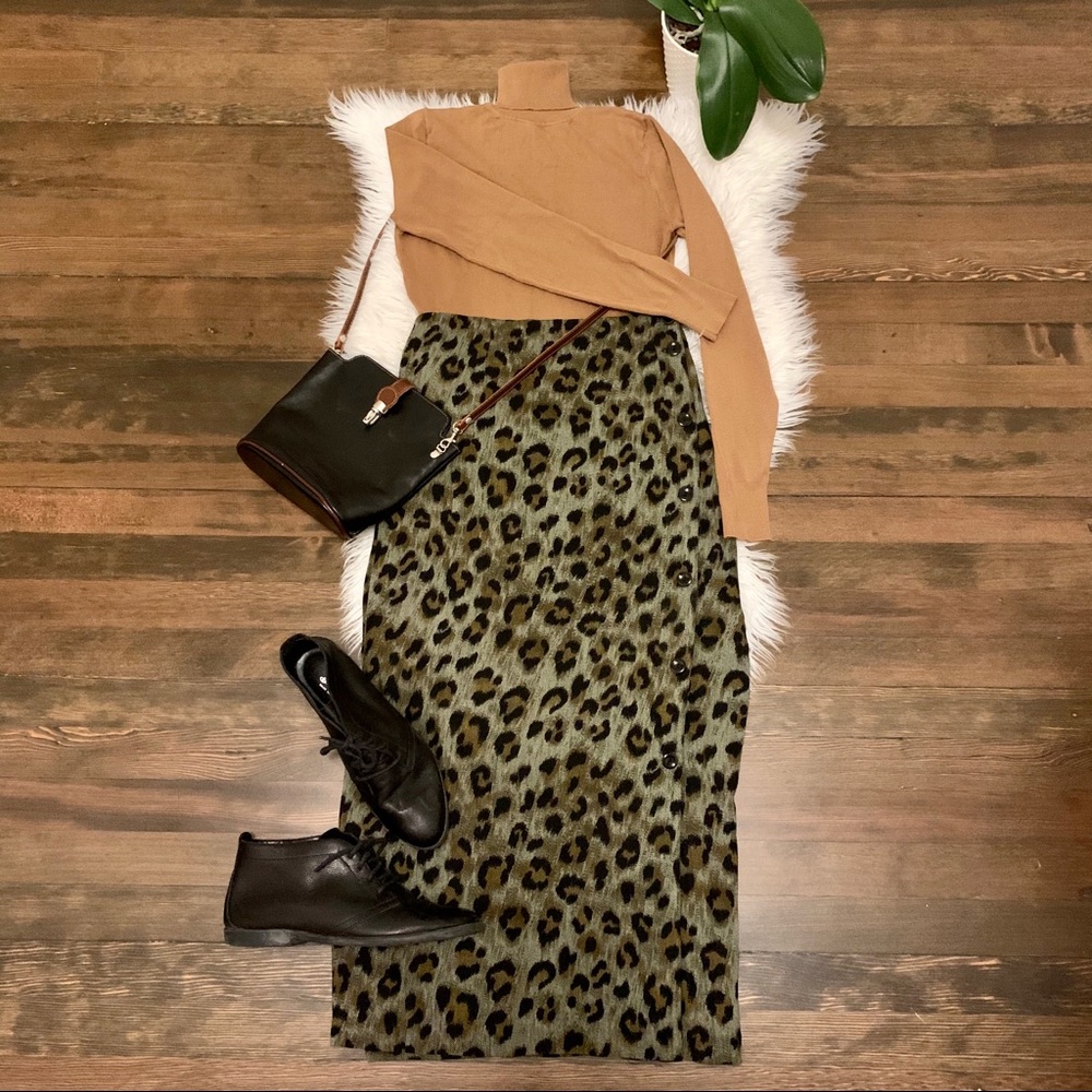 Leopard print, elastic waist, split hem skirt